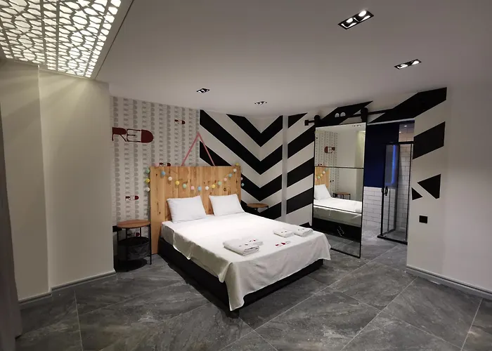 Red Premium Vip// Custom Design With Turkish Bbq+prvt Swmg Pool *