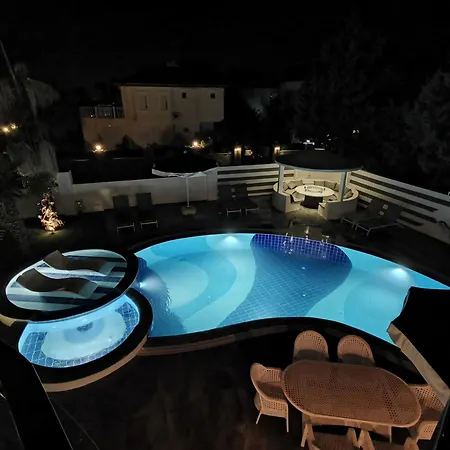 Villa Red Premium Vip// Custom Design With Turkish Bbq+prvt Swmg Pool *