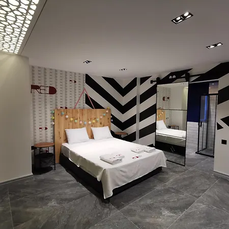 Red Premium Vip// Custom Design With Turkish Bbq+prvt Swmg Pool *